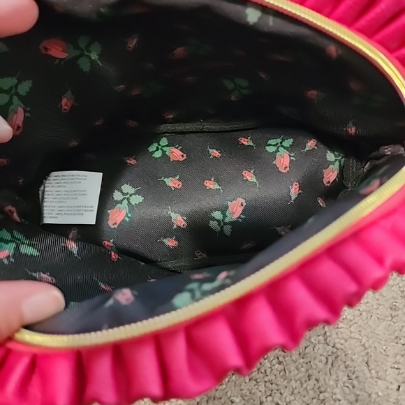 Betsey Johnson Cosmetic Lg Ruffle Fushia - Picture 4 of 4